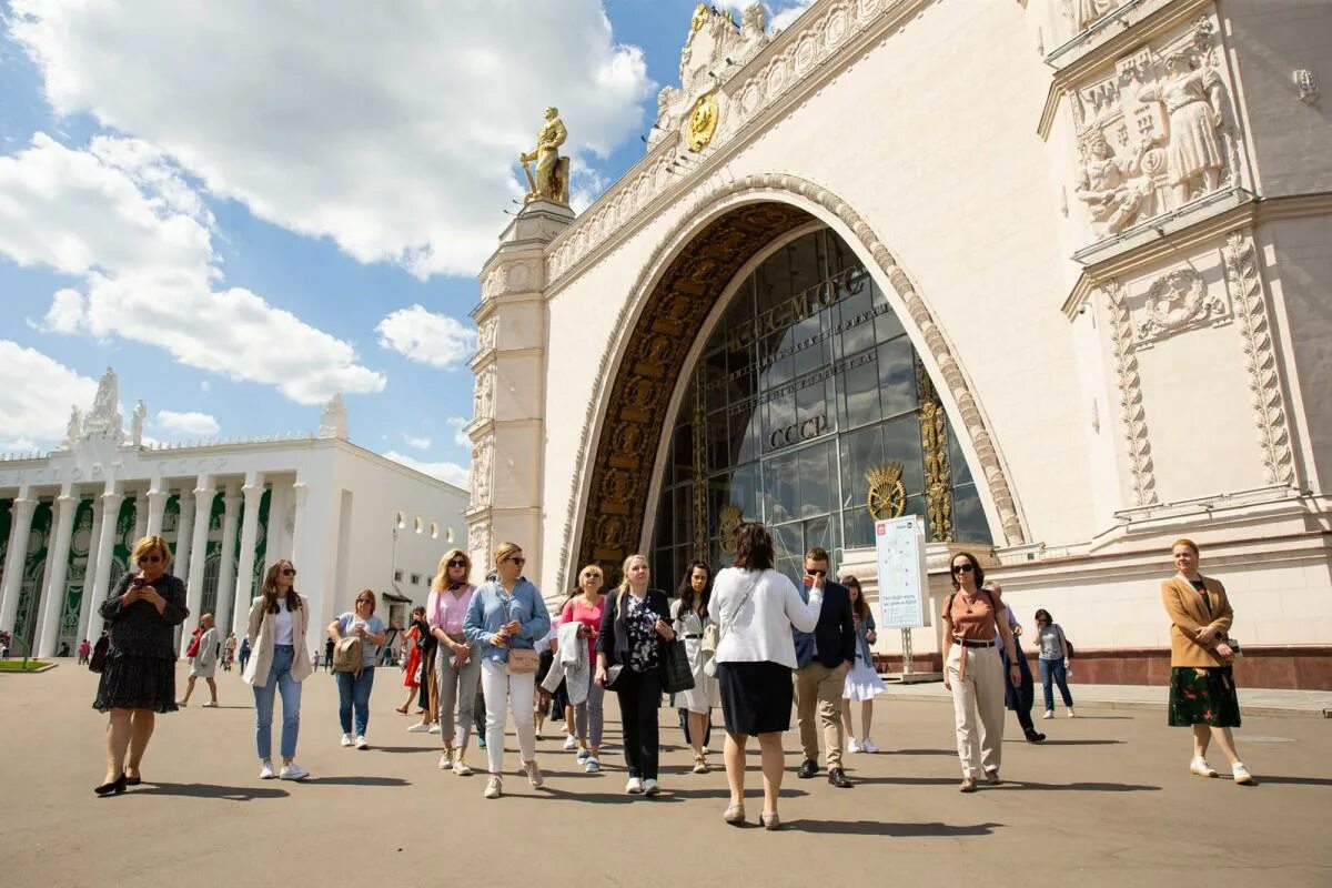 Каток вднх, москва. Вднх экскурсии. /022 показ чапурина вднх. Вднх 22 июня 2024. Вднх сцена.