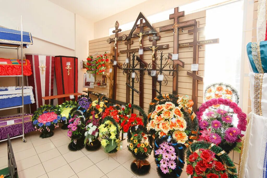 Ритуальный магазин. Осетия ритуальные услуги. Ритуальные принадлежности. Лавка для ритуальные услуги. Магазин ритуальных услуг.