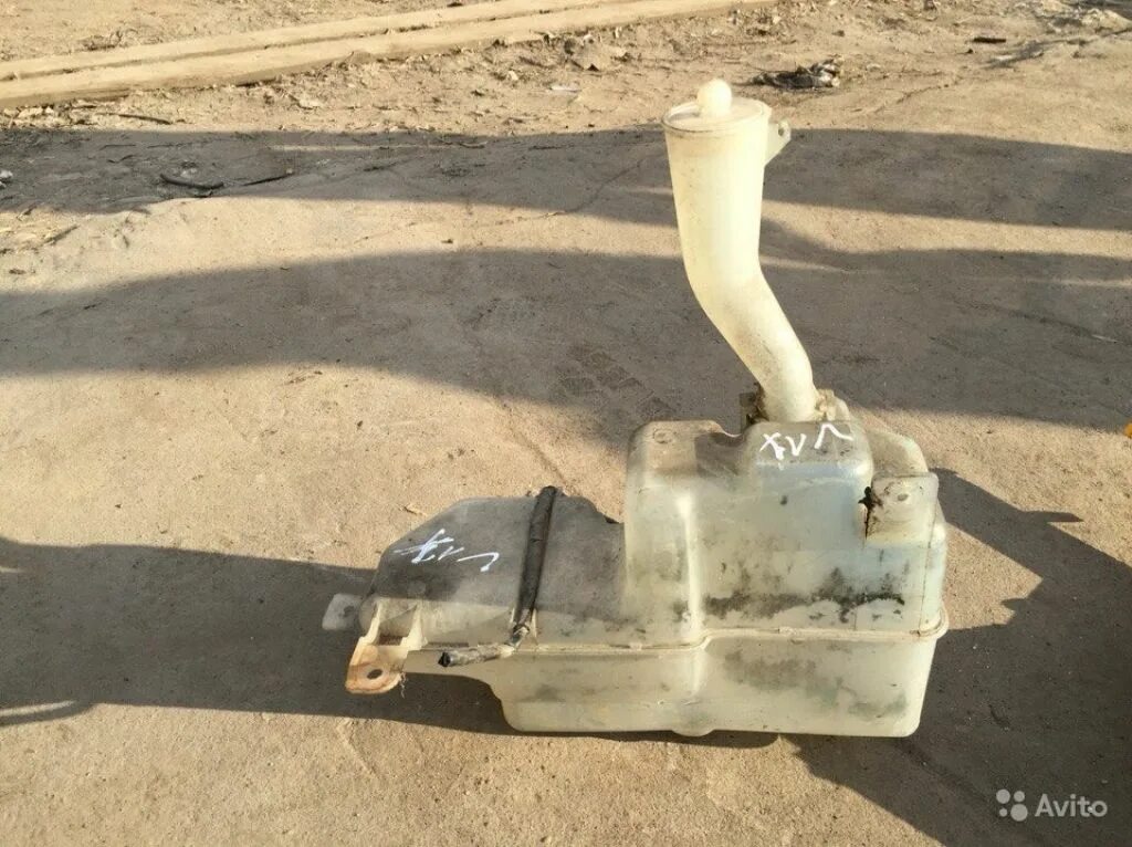 Бачок омывателя паджеро спорт. Бачок омывателя Pajero Pinin. Бочек омывателя пин ин. Паджеро Пинин бачок омывателя. Мицубиси Паджеро ио бачок омывателя.