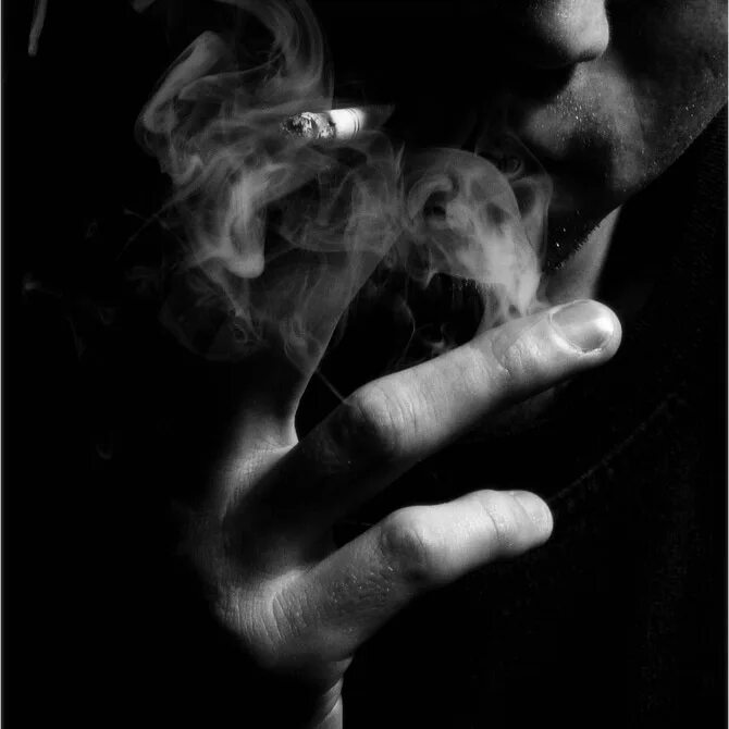 Парень с сигаретой в темноте. Дым сигарет. Парень с сигаретой в дыму. Сигаретный дым. Дым сигарет ты уйдешь