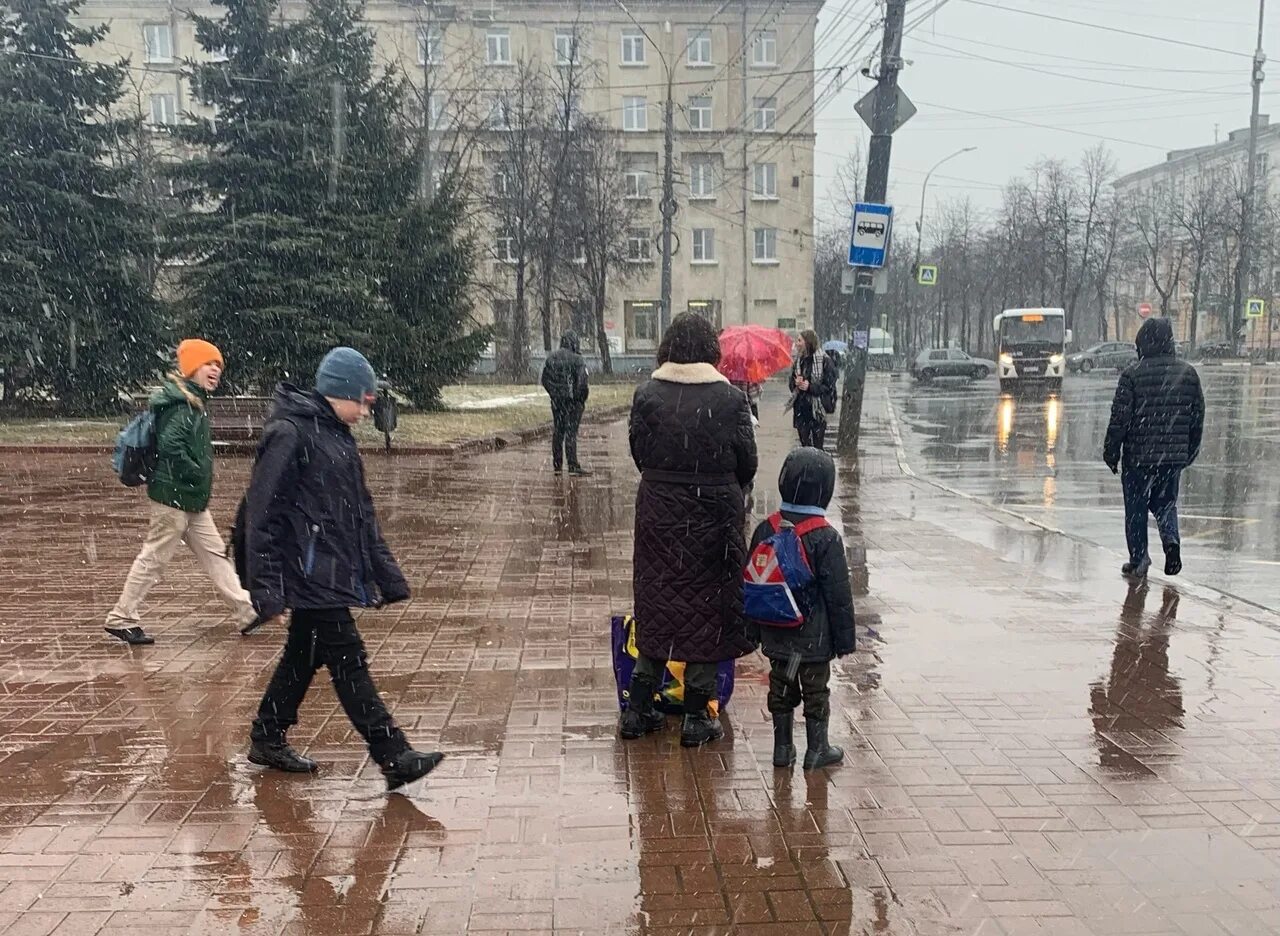 3 апреля сильный ветер. Ливень фото. Дождь в городе. Дождь в апреле. Сильный ветер.