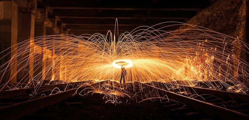 прикоснулся к расплавленному металлу. розлив металла. плавка металла. Melting furnace for cast iron and steel and liquid metal. норникель никелевый завод.