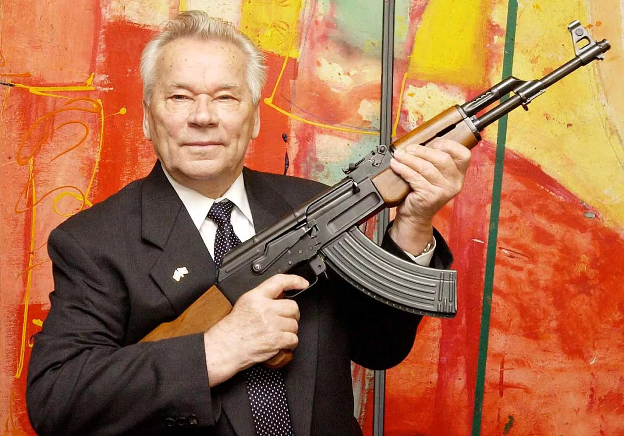 Получить калаш. Калашников михаил тимофеевич ак 47. калашников михаил тимофеевич с автоматом. калашников михаил тимофеевич оружие. михаил тимофеевич калашников калаш автомат.