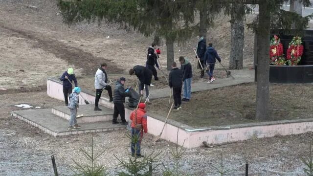 Мир труд субботник. Субботник. Субботник на мемориале. Никитинские субботники. Субботник у памятника погибшим воинам.