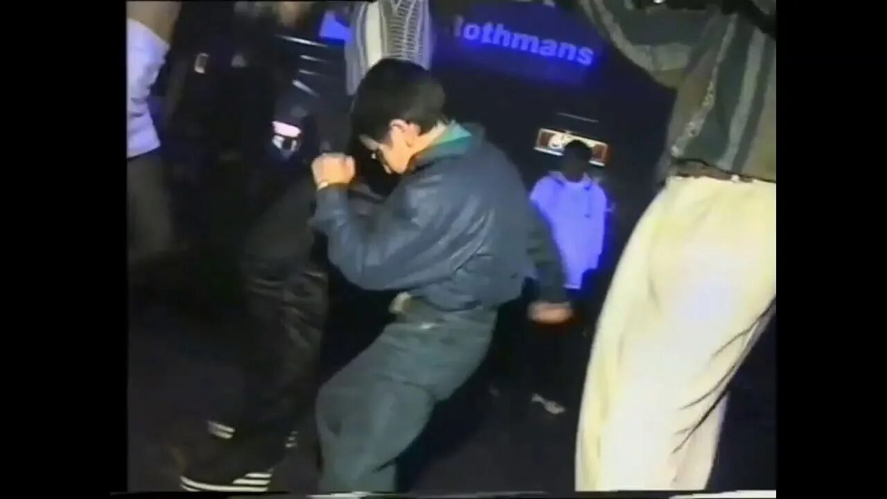 Танцующий мальчик в клубе в очках. Russian kid dancing at club can&#039;t be bothered. 1997 гифка. танцующий мальчик в клубе. малой танцует на дискотеке. малой танцует в клубе.
