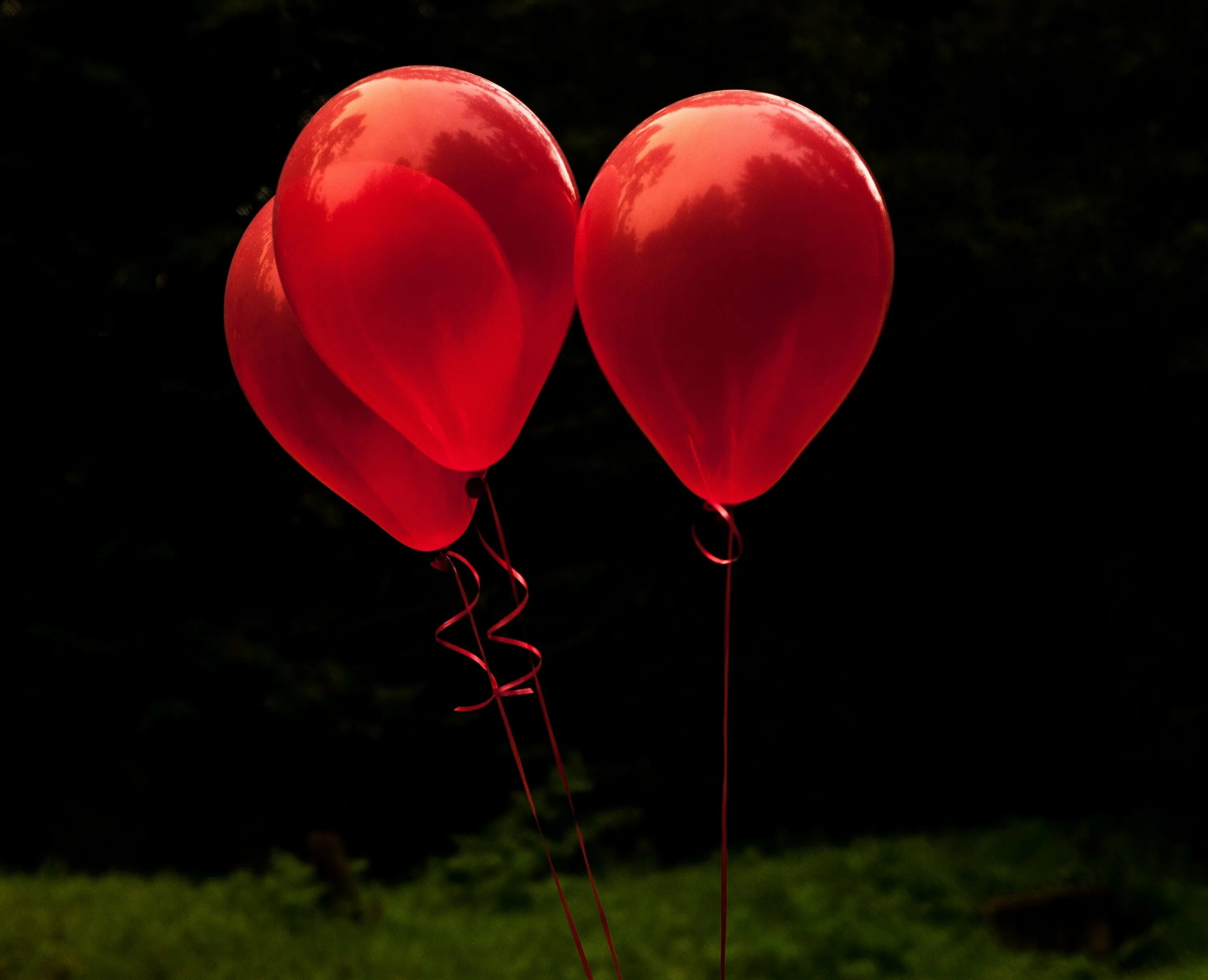 Три воздушных шарика. Воздушный шарик. Красный шарик. Красные шары. Воздушные шары на темном фоне.