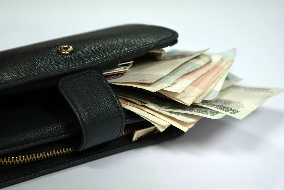 украли деньги и документы. кража денег из кошелька. кража со счета мошенники. воровство из кармана. кошелек с рублями.