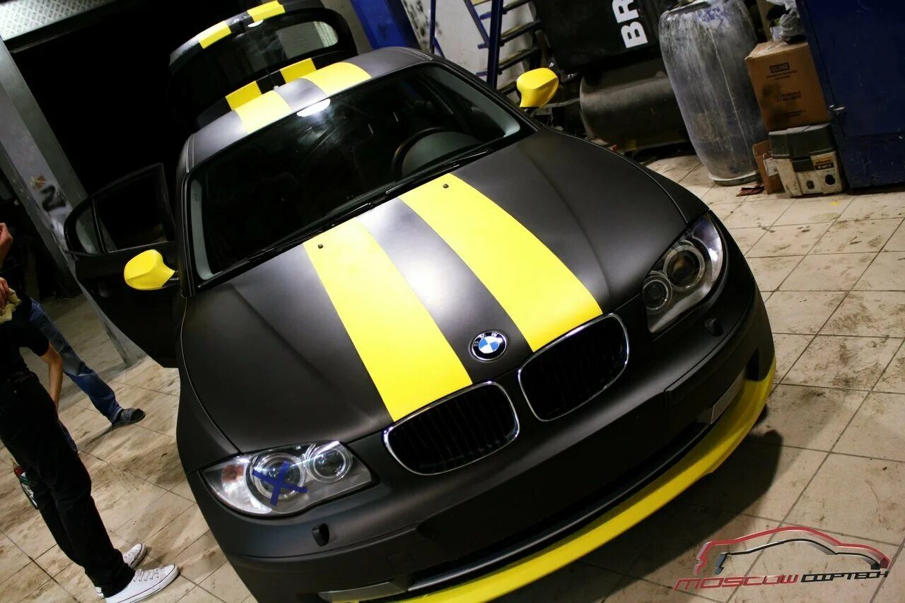 БМВ е46 черно желтая. BMW e81 жёлтая. Черно желтая БМВ м5. Форд Мустанг желтый с черными полосками. Машина с черными полосками