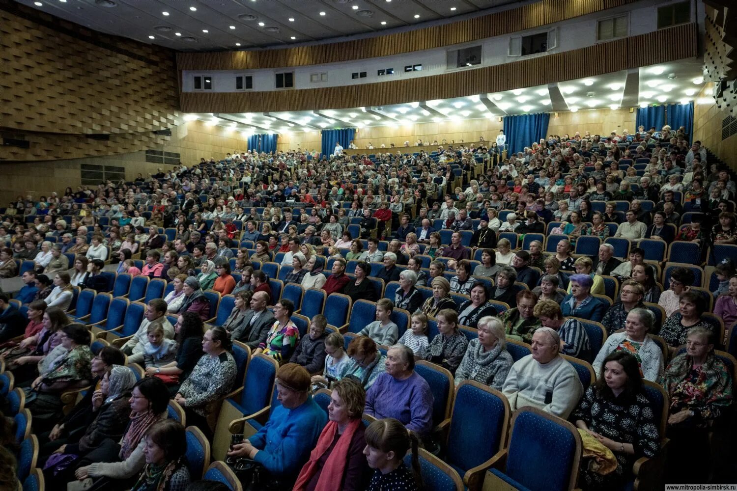 Ульяновск губернаторский купить билеты. Дворец Губернаторский Ульяновск. ДК Губернаторский Ульяновск. Дворец Губернаторский Ульяновск зал. Концертный зал Губернаторский Ульяновск.