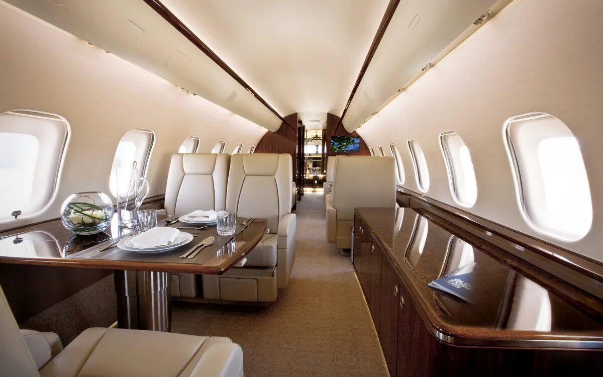 Салон самолета внутри. Bombardier Global 5000. Bombardier Global 550. Бомбардье внутри. Бизнес класс в самолете.