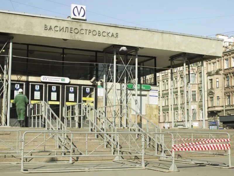 Станция метро Василеостровская СПБ. Станция Василеостровская фоторепортаж метро. Василеостровская станция снаружи. Васильевский остров Питер метро. Васильевский остров станция метро