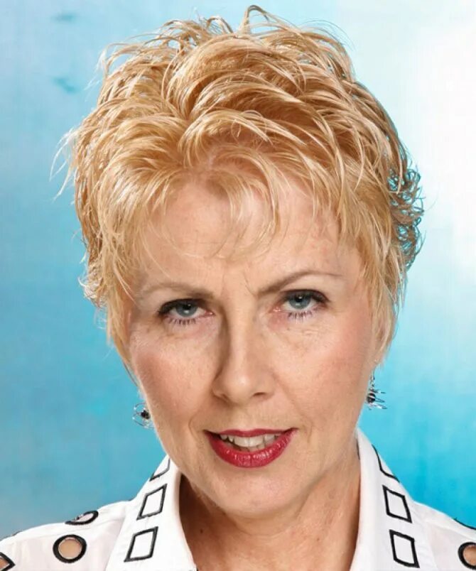 65 летняя женщина. Женщина 60 лет фото. Женщина старшего возраста. 65 летняя женщина. Стрижки для пожилых женщин.