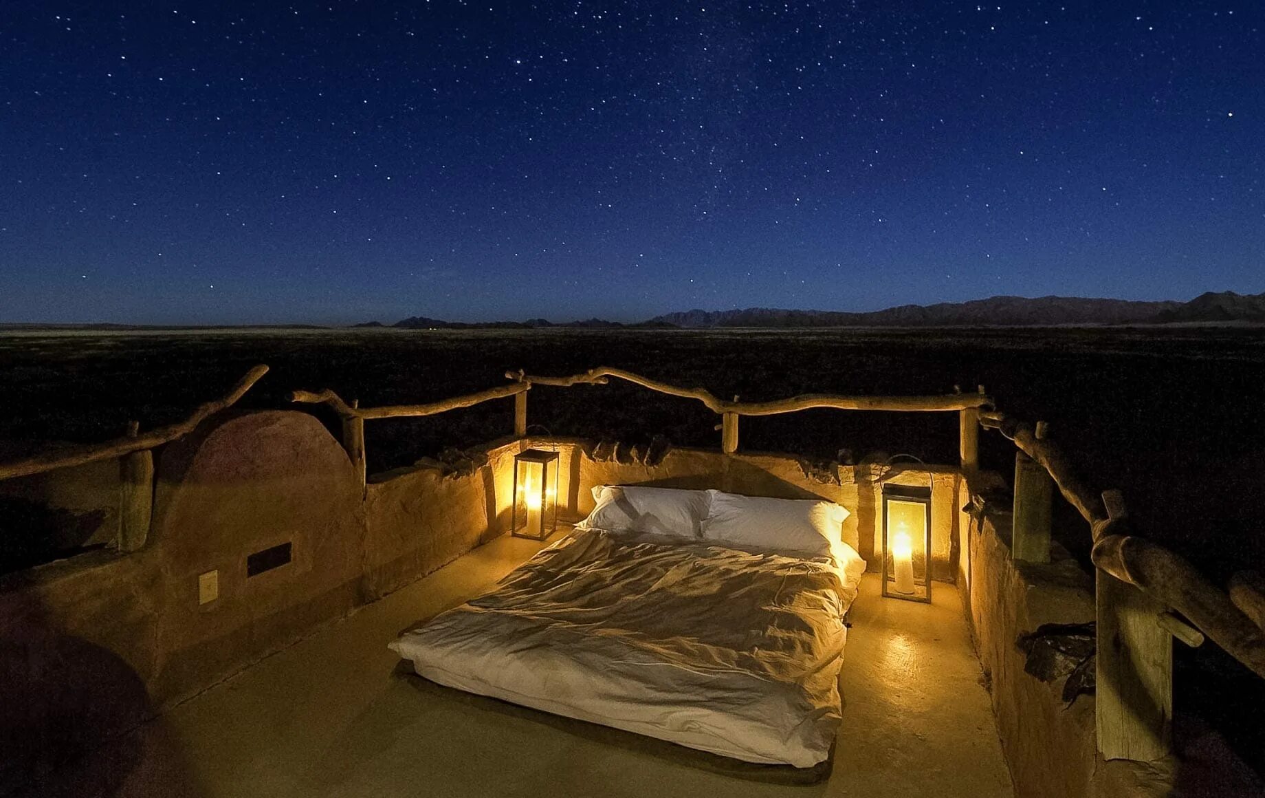 Намибия отель в пустыне. Кровать ночью. Уютной ночи. Кровать под звездами. Домашнее звездное небо