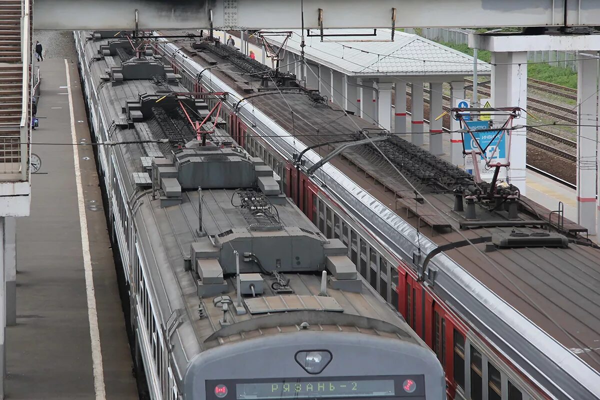 Подростки на железной дороге. Двойная скамья на крыше вагона. Двойная скамья на крыше вагона. Двойная скамья на крыше вагона. Зцпч 2023.