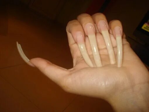 Выросли пальцы на руке. Длинные ногти отращивают. Длинные натуральные ногти. Отросший длинны маникюр.
