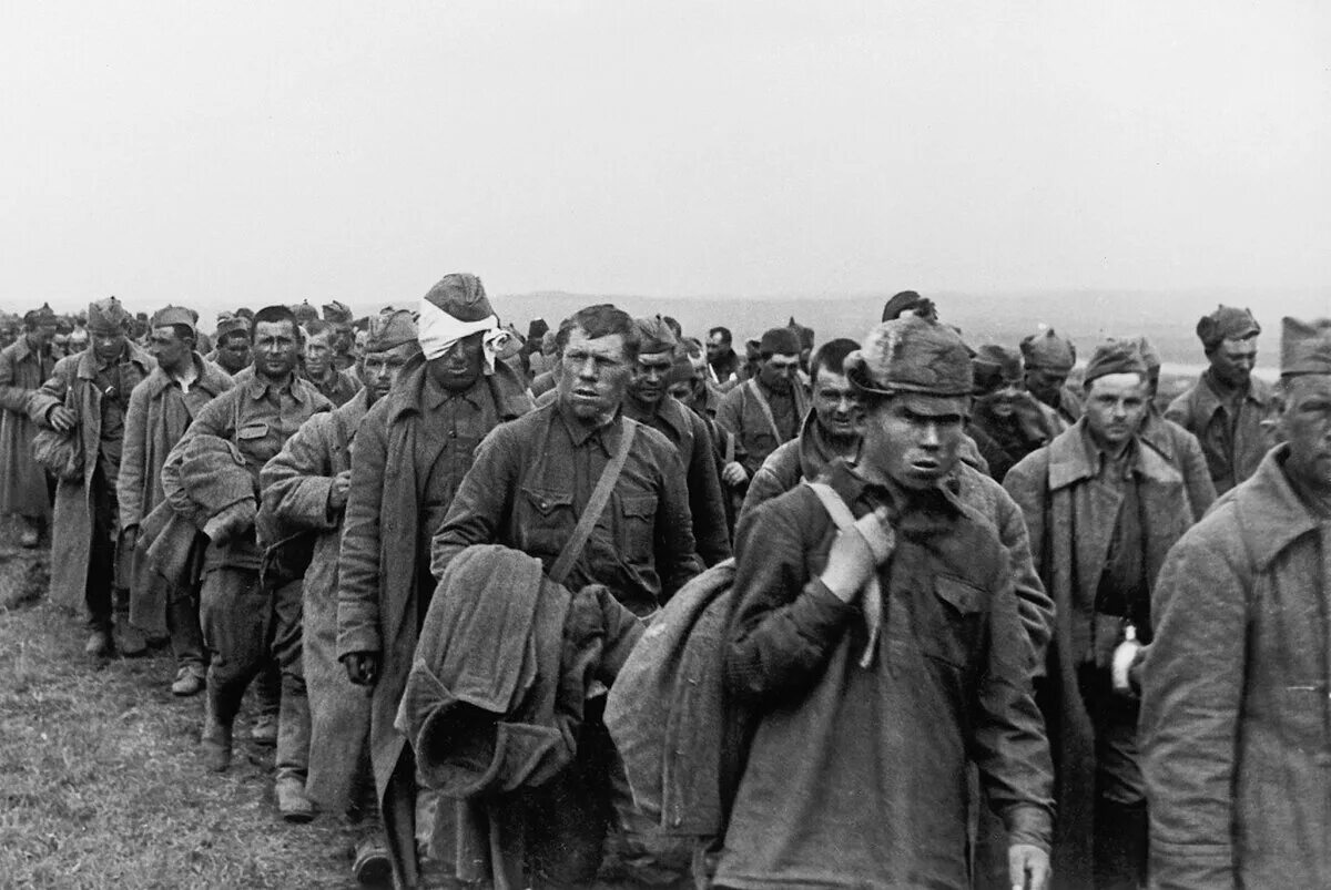 Попадет в плен к французам. Пленные красноармейцы 1941. Колонна советских военнопленных 1941. Пленные солдаты РККА 1941 Г. Лагерь советских военнопленных 1941.