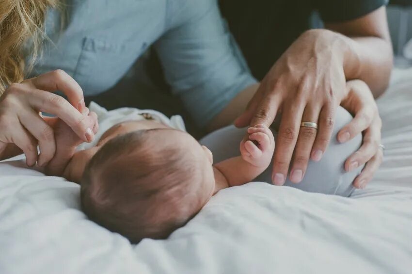 Новорожденный с родителями. Мама и новорожденный. Новорожденный ребенок с мамой и папой. Руки родителей и детей. Новорожденный без мамы