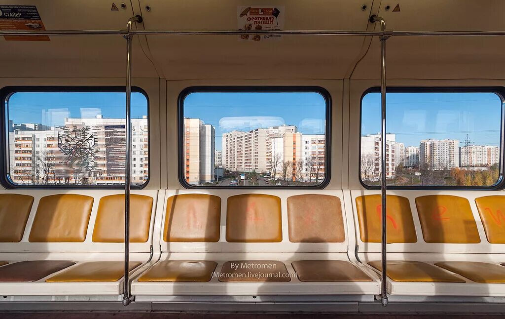 Автобус внутри. Домогательства в самолете. Обычные вещи с необычного ракурса. Женщина скандалит в самолете. Тауэрский мост музей.