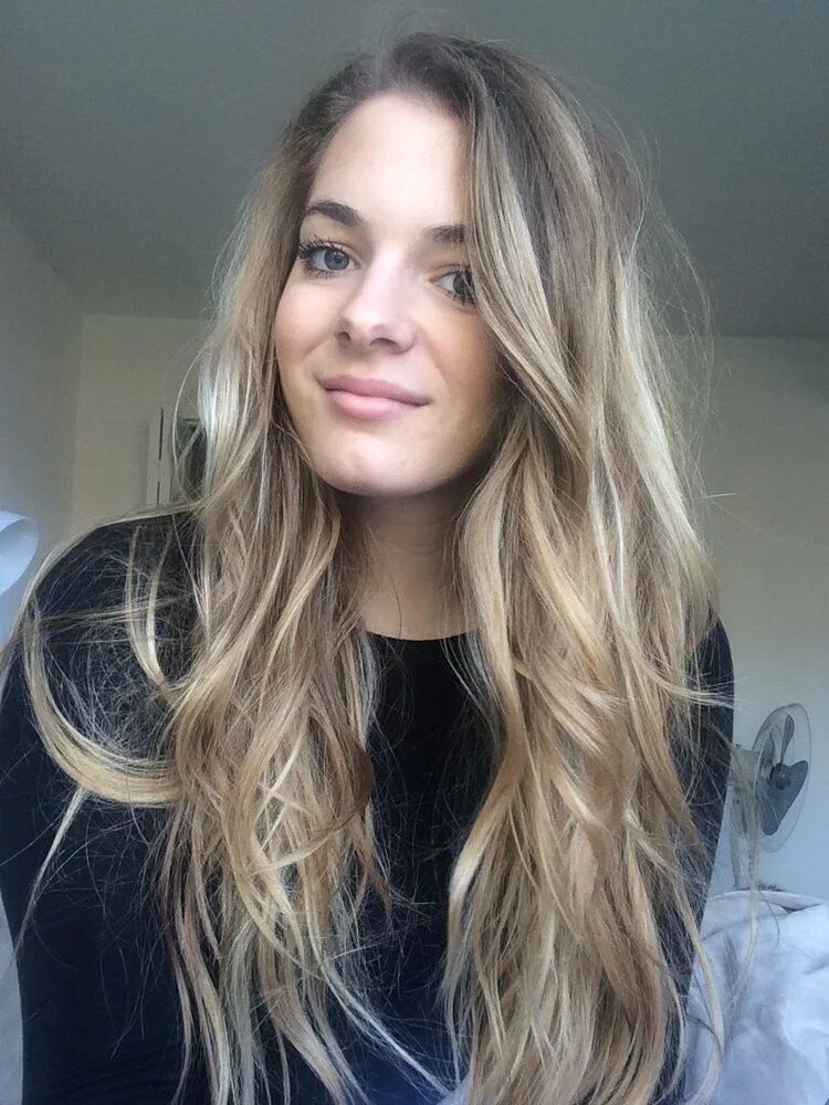 Балаяж пшеничный блонд. Русые корни. Пепельное омбре на русые. Шатуш корни блонд. Кара делевинь волосы 2021.