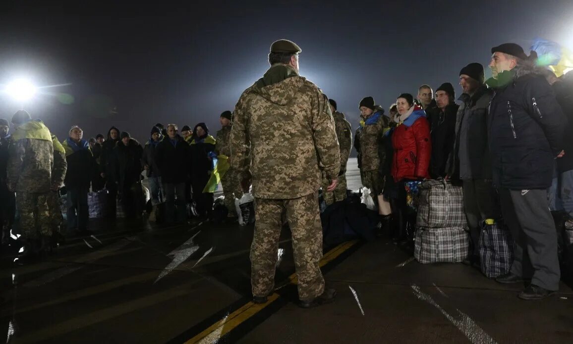 Когда состоится следующий обмен пленными. Изменники родины в украине. обмен пленными с цветами. обмен пленными дорога. обмен пленными дорога на встречу.