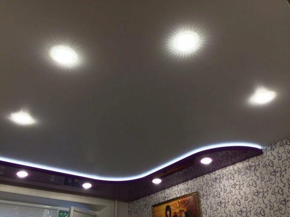 Монтажник натяжных потолков. Натяжные потолки леруа мерлен. Установка натяжных потолков мытищи. Монтаж на тяжнова потолка. Монтаж тканевого потолка.