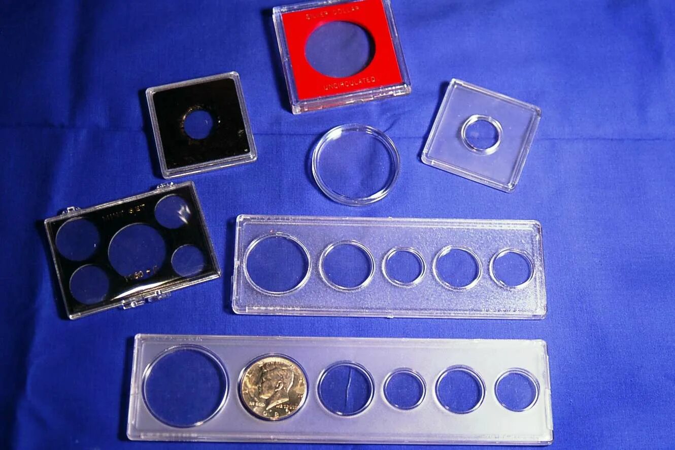 Пластиковый холдер для монет. Пластиковый держатель для монет. Цветные холдеры для монет. Держатель для монет настенный.
