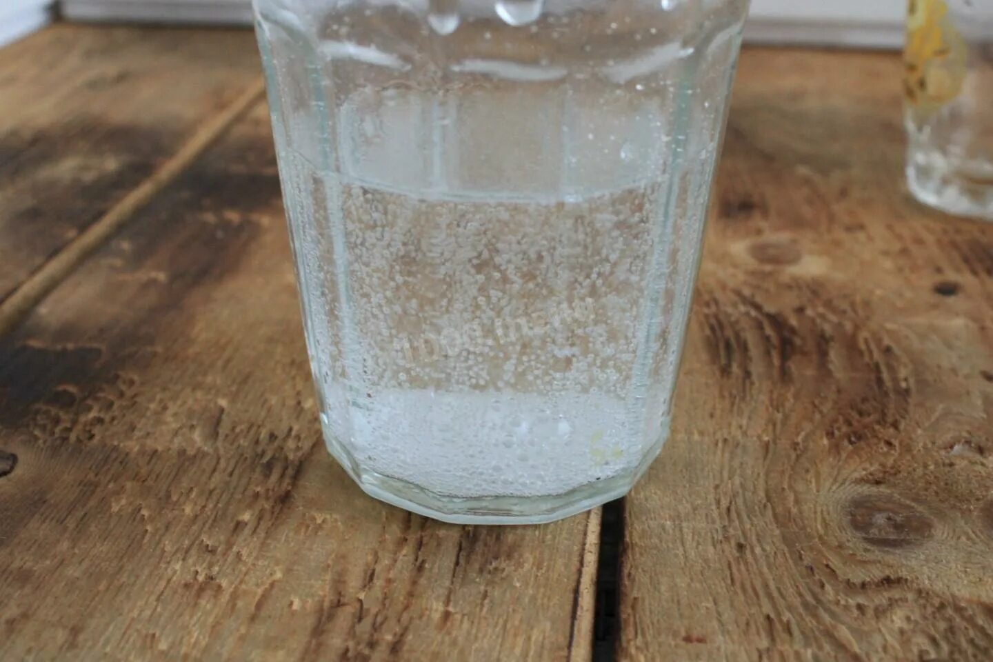 Шипучка на стакан воды. Стакан воды с солью. Соль в стакане. Стакан воды с солью и уксусом. Соленая вода в стакане.
