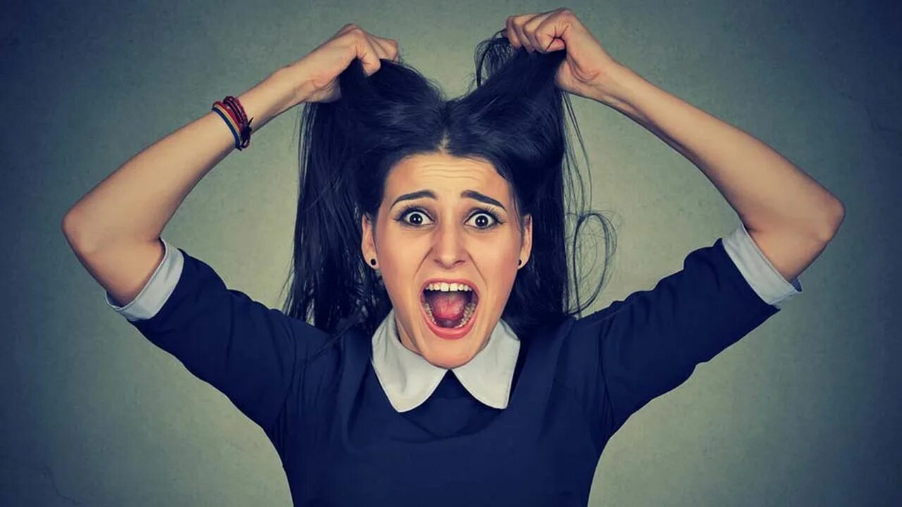 Девушка сошла сума. Девушка сошла сума. И сошла с ума маргарита вслед за мастером. Девушка с психическими отклонениями. Девушка сходит с ума.