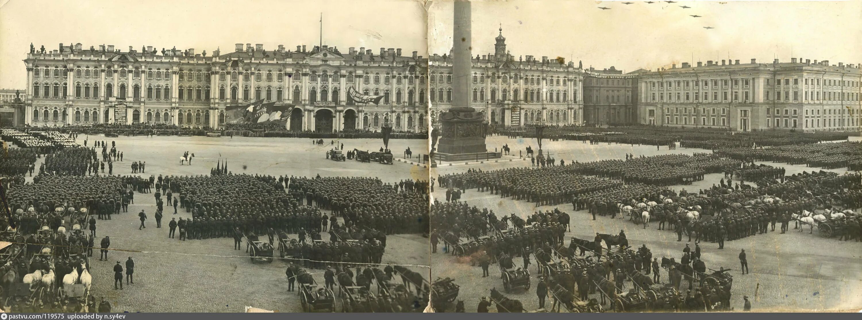 Дворцовая площадь 80 лет блокады. Зимний дворец санкт-петербург 1917. зимний дворец санкт-петербург в 1917 году. дворцовая площадь зимний дворец. 1 мая ленинград дворцовая площадь.