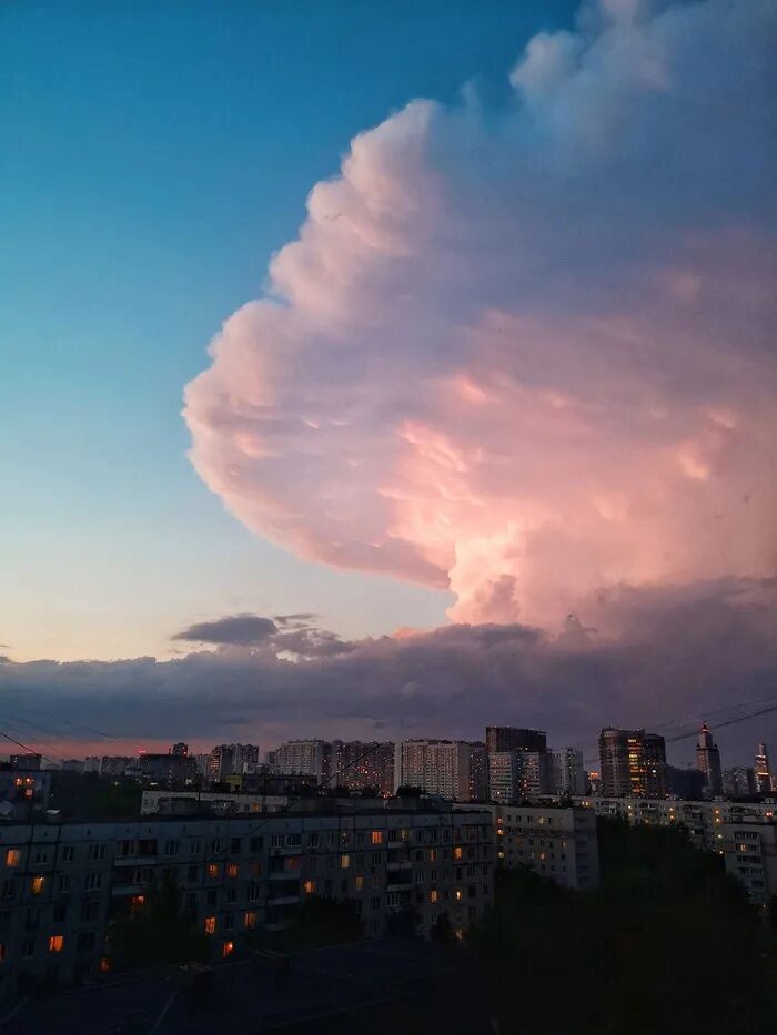 Облака над городом. Огромное облако. Облака Москва. Огромная туча.