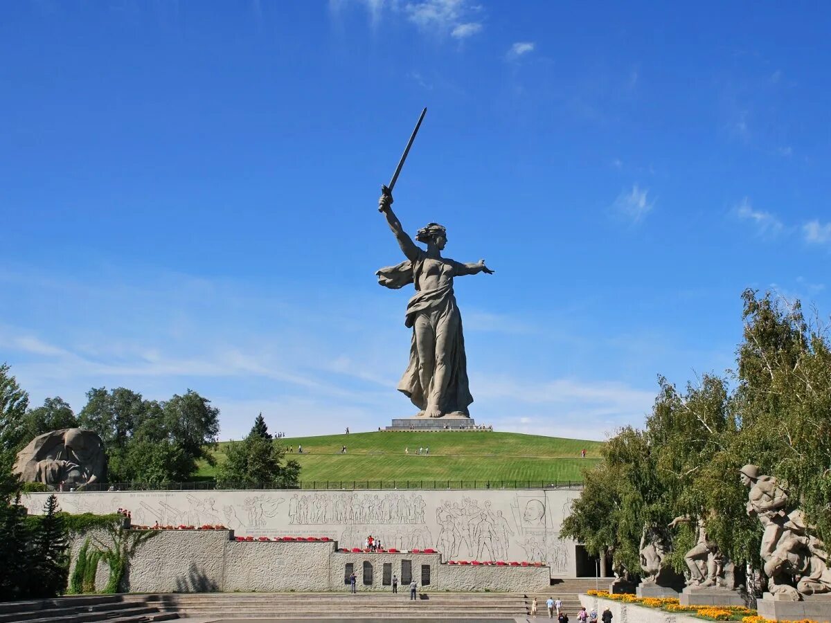 Родина мать три. Памятник Мамаев Курган в Волгограде. Памятники Мамаева Кургана в Волгограде. Мамай Курган Волгоград памятник. Мамаев Курган Родина мать.