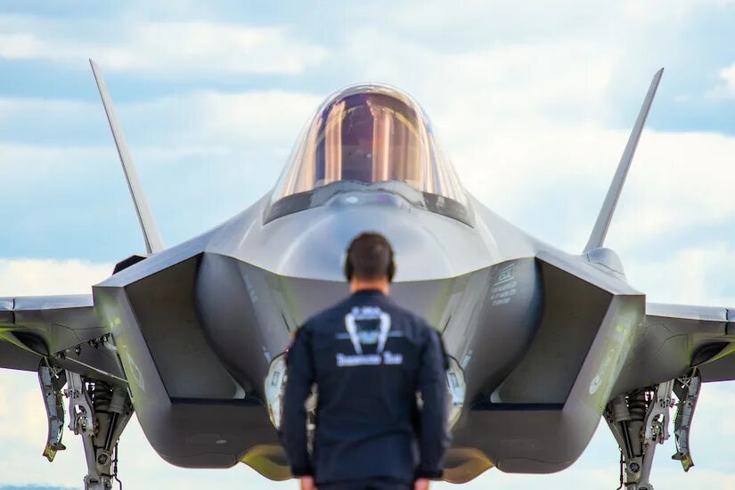 Сколько f35. F-35 lightning ii. f 35 истребитель. f35 fighter jet. истребитель 5-го поколения сша f-35.