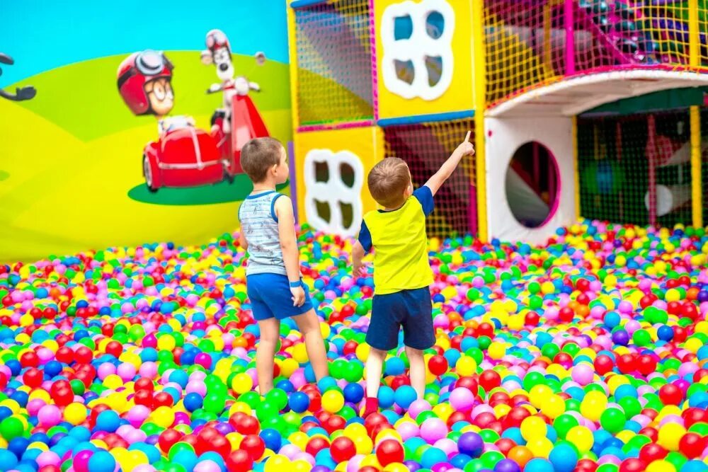 Новое развлечение для детей. Fly Kids Мелитополь. Детский развлекательный центр. Сухой бассейн с шариками детский развлекательный центр. Бассейн с шариками для детей в развлекательном центре.