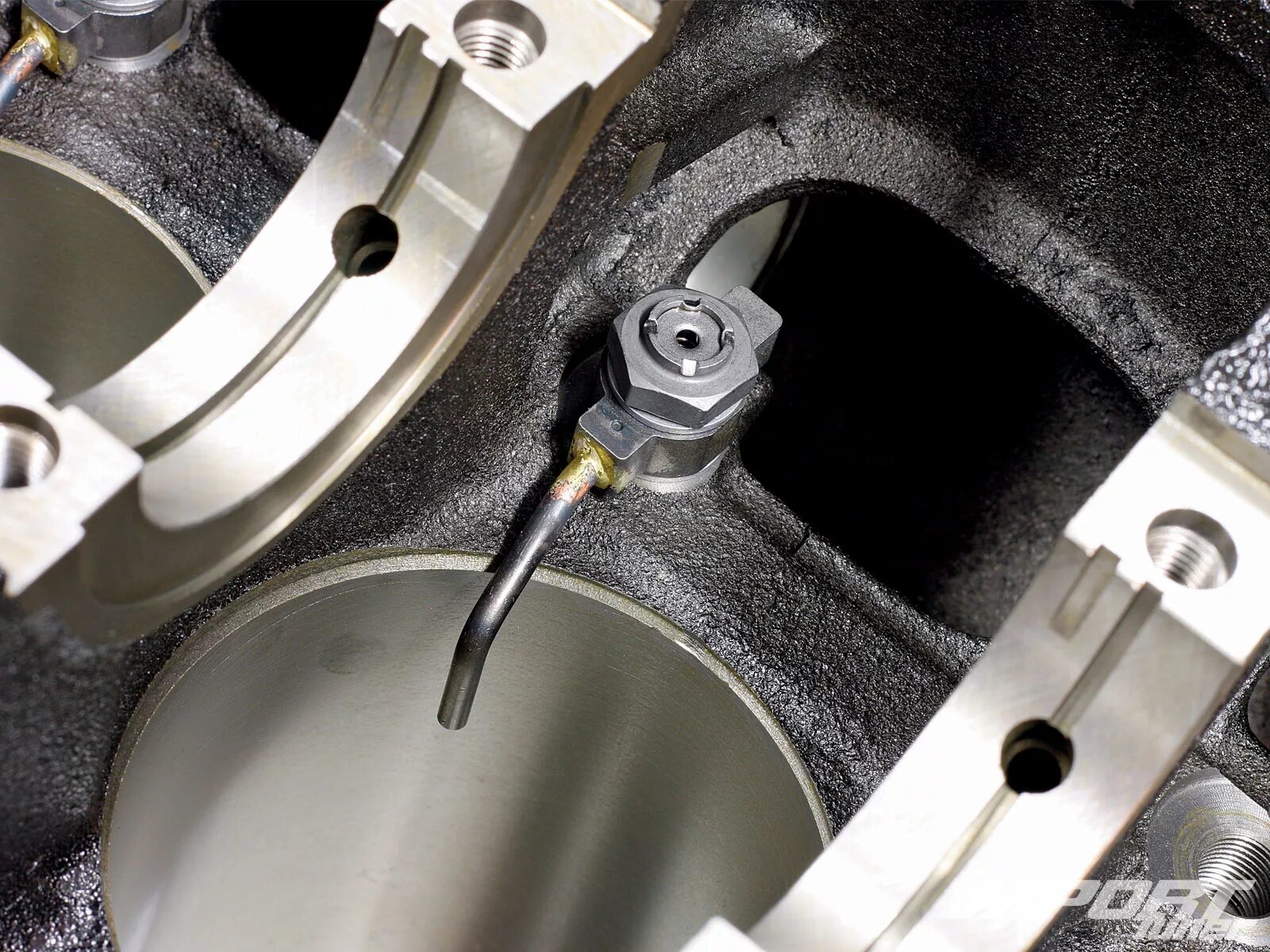 форсунка масляная охлаждения поршня схема. охлаждение дизельного поршня. масляные форсунки 4d56. головка поршня судового дизеля. полостное охлаждение поршня.