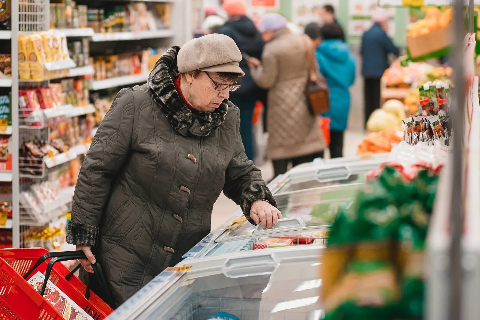 Бабка в магазине. Покупатель в магазине. Пенсионер в супермаркете. Пенсионерка в магазине. Пенсионер в продуктовом магазине.