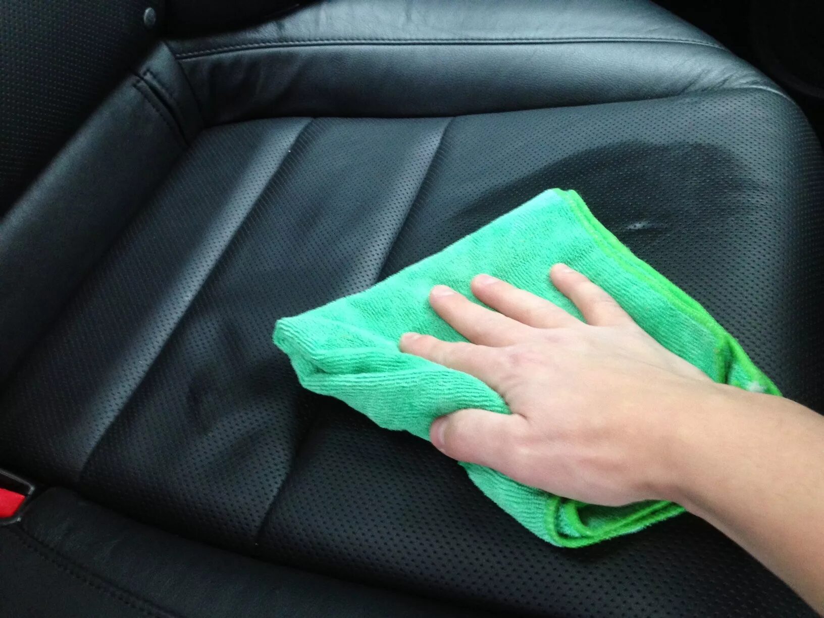 Очистка кожи для автомобиля. Чехол из тряпки. Защита кожи салона. Letech cleaner для кожи meguiars. Бальзам для кожи автомобиля.