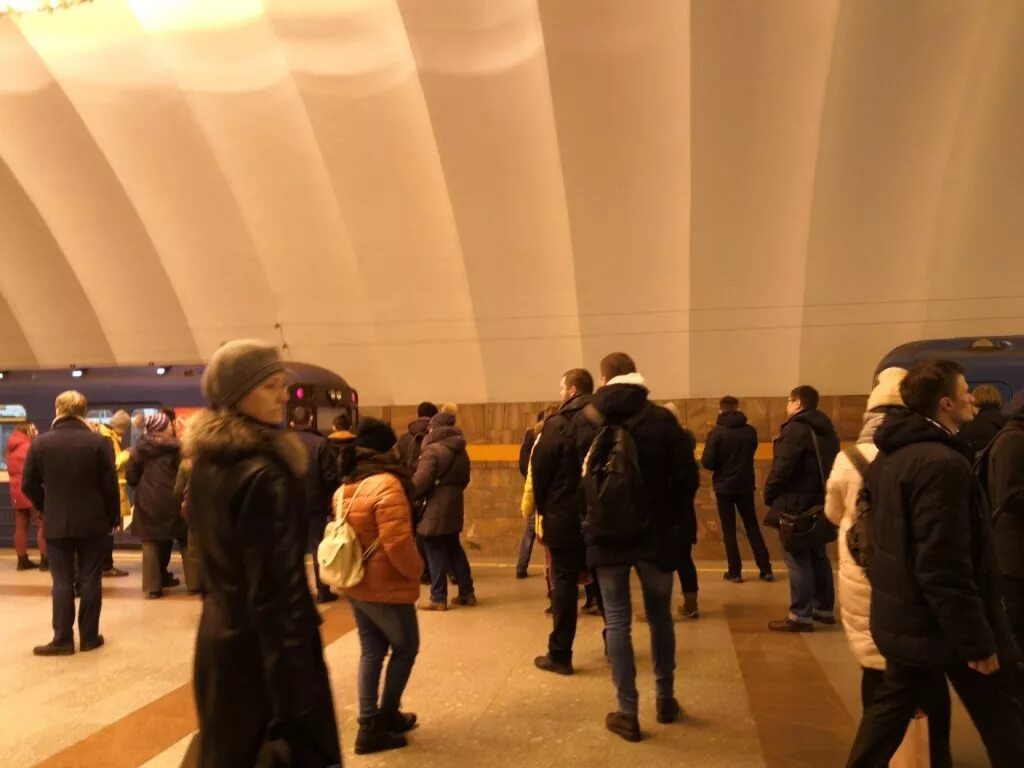 Движение на оранжевой ветке метро сегодня вечером. Станция проспект большевиков. Оранжевая ветка спб сегодня. Что случилось в метро спб сегодня утром. Пассажиры на станции.