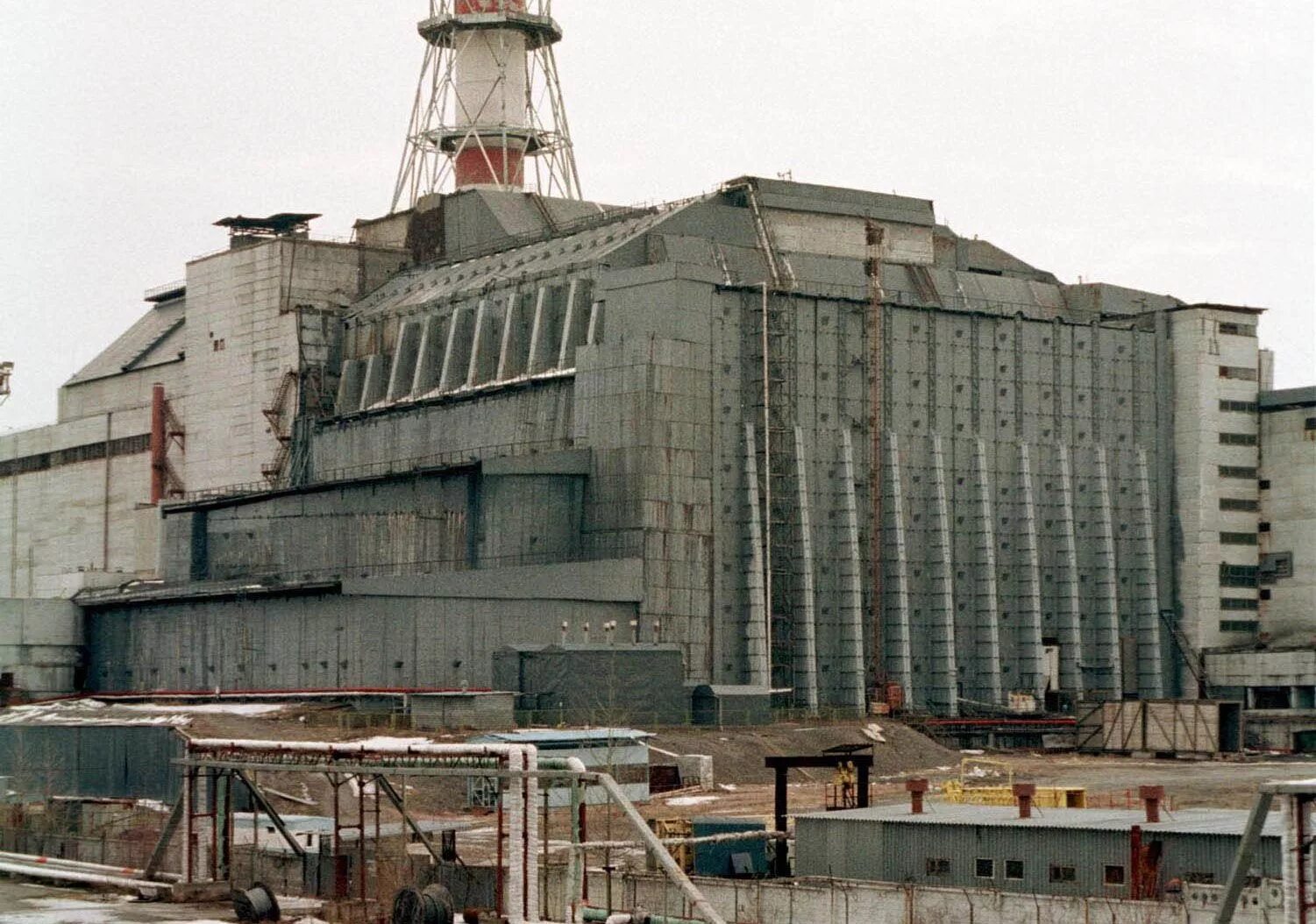 Старые аэс. Чернобыль АЭС саркофаг. Саркофаг на Чернобыльской АЭС 1986. Первый саркофаг Чернобыльской АЭС. Саркофаг ЧАЭС 1986.