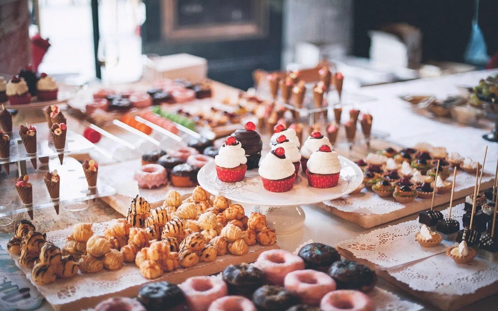 Много тортов. Торт. Много много разных тортов. Торт со сладостями. Красивые торты фото.