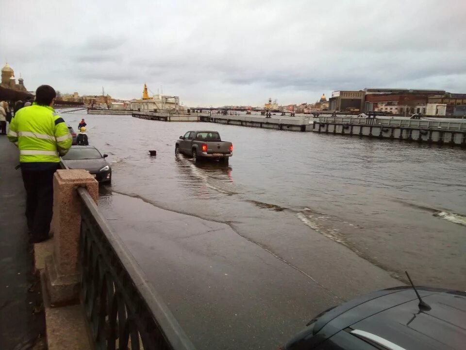 Нет воды спб сегодня. Наводнение на Неве в Санкт-Петербурге. Набережная лейтенанта Шмидта затопило.