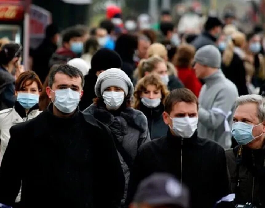Как называется массовое заболевание людей. Люди в масках от коронавируса в России на улице. Человек в медицинской маске. Толпа людей в масках. Толпа в масках медицинских.