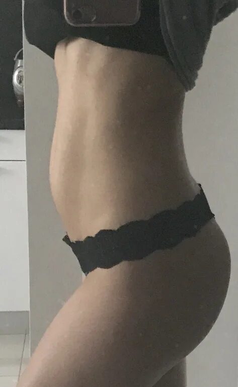 Нормальный живот. Живот девушки сбоку. Выпуклый живот у девушки. Небольшой живот. Девушка с небольшим животом.