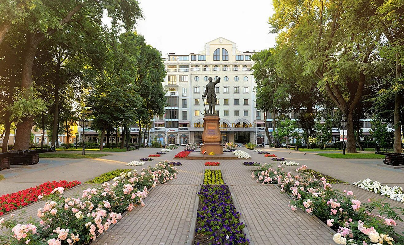 Адрес город воронеж. Петровский сквер воронеж. город воронеж петровский сквер. петровский сквер памятник петру воронеж. памятник петру 1 в воронеже в петровском сквере.