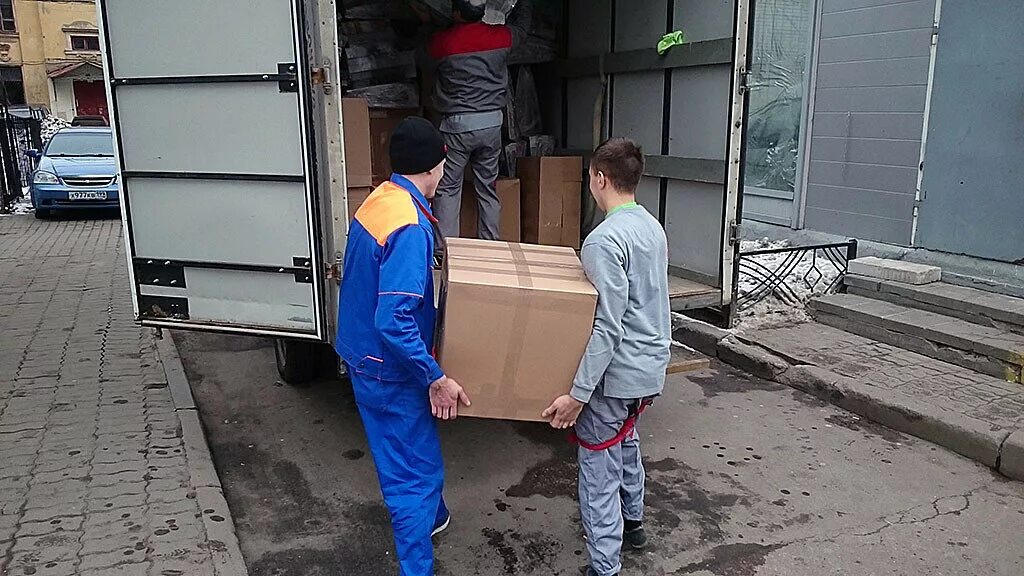 Грузчики разгружают машину. Грузчики. Грузчики лида. Погрузочно-разгрузочные работы. Погрузка и разгрузка грузов.