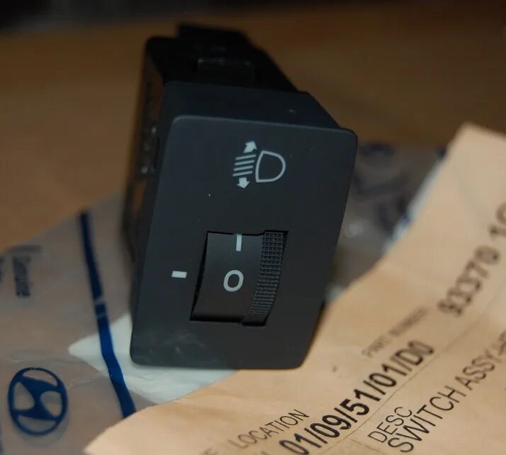 Кнопка корректора фар hyundai getz. Getz корректор фар. Корректор фар солярис 2. Корректор фар на гетц 2008. Регулятор корректора фар хендай санта фе 3 артикул.