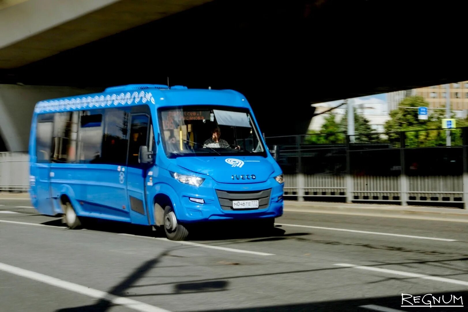 Голубой микроавтобус. Синий автобус. Московские маршрутки. Синяя маршрутка.