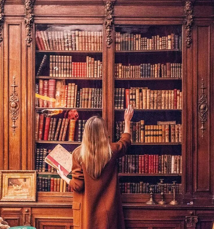 Использовать библиотеку. Девушка в библиотеке. Девушка с книгой. Девочка в библиотеке. Фотосессия с книжными полками.