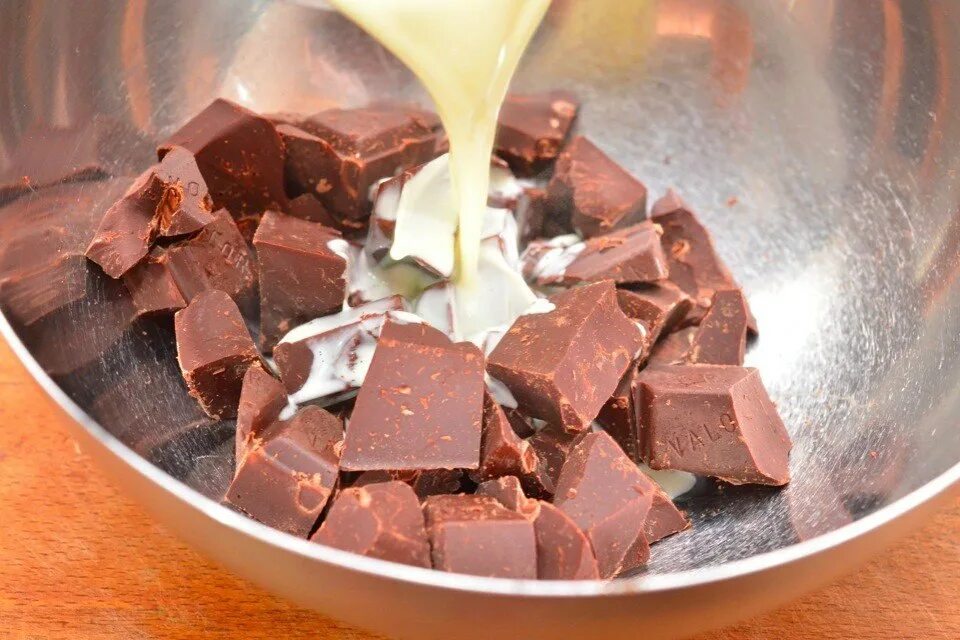 Приготовление шоколада. Разломанный шоколад. Приготовление шоколада дома. Ингредиенты для шоколада. Какао масло и какао тертое рецепт шоколада