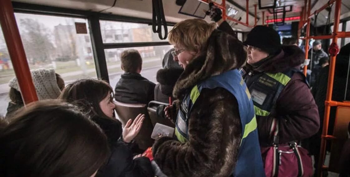 Зайцы в общественном транспорте. Безбилетник в автобусе. Контролер в автобусе. Езжу зайцем в автобусе. Оштрафовали в автобусе