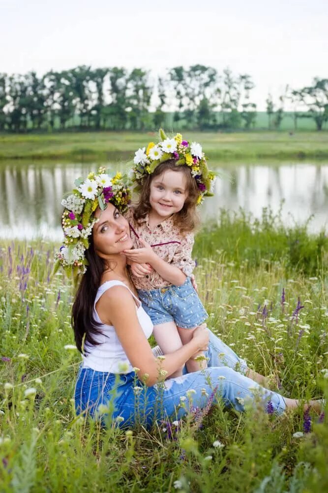 Природа мама и ребенок. Фотосессия мама и дочка на природе. Фотосессия мама и дочь на природе летом. Летняя фотосессия с дочкой. Фотосъемка на природе летом с детьми.